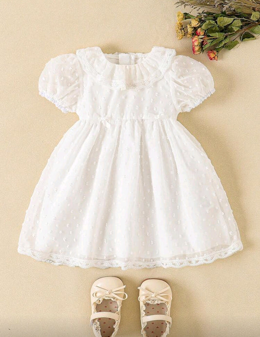 Vestido blanco sencillo con mangas