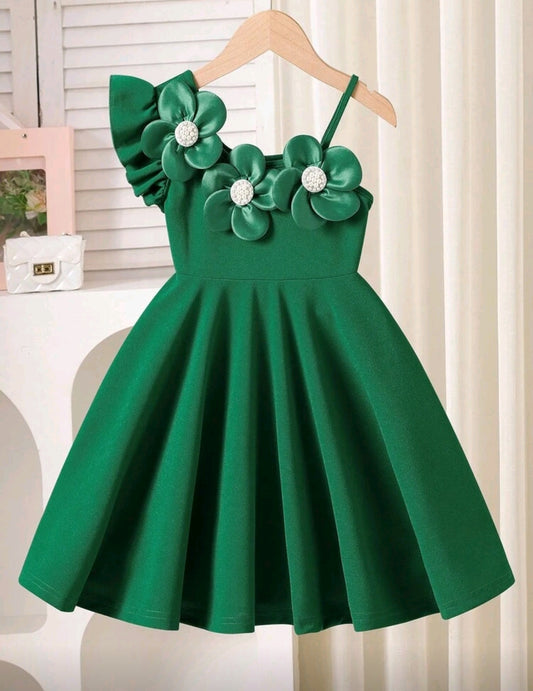 Vestido de mangas asimetrica con flores