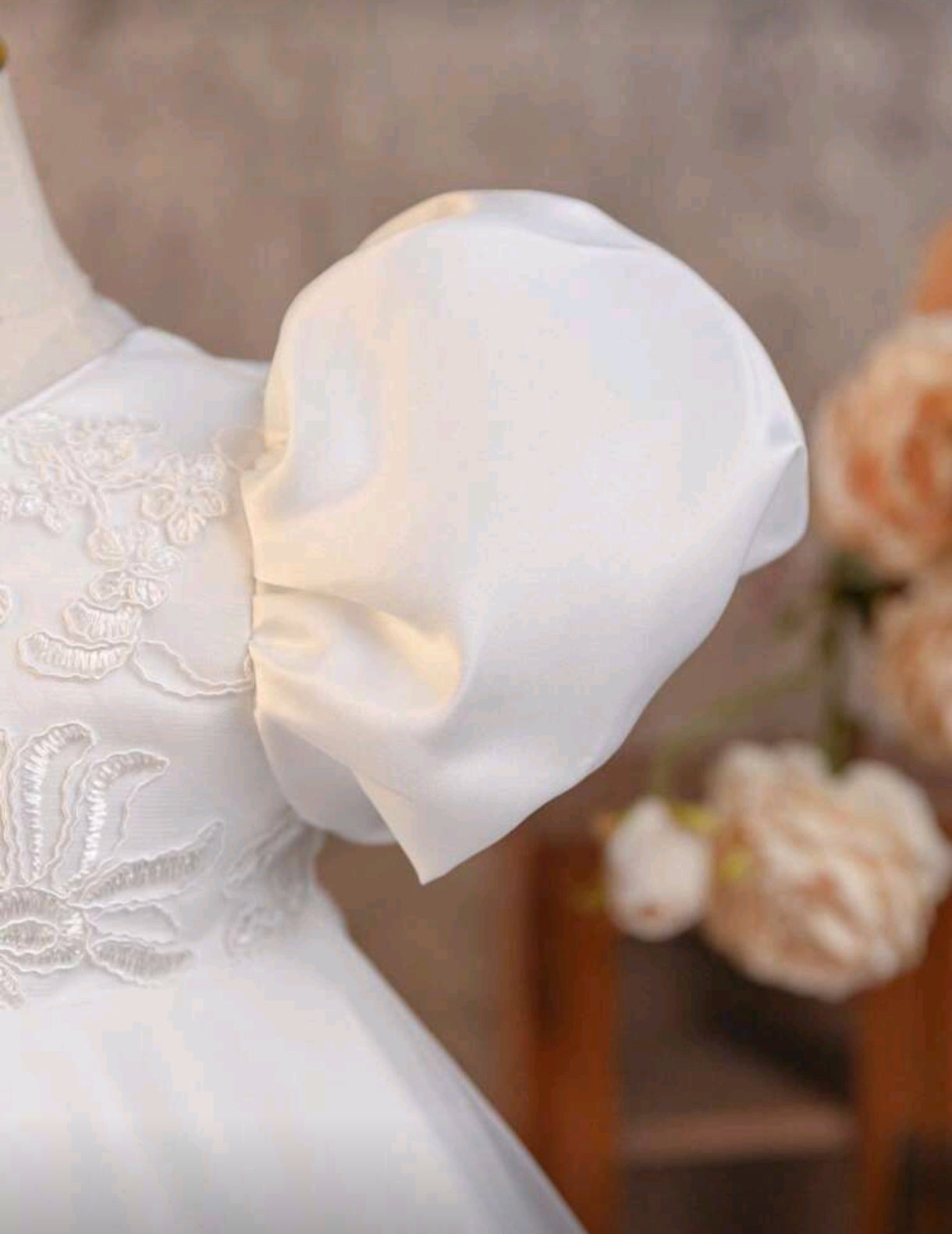 Vestido blanco bebe con mangas abullonadas y renda