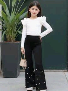 Blusa mangas largas + pantalón acampanado con detalles en perlitas