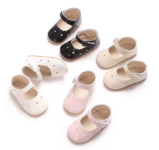 Acc. Zapatito suela engomada con detalles en corazón