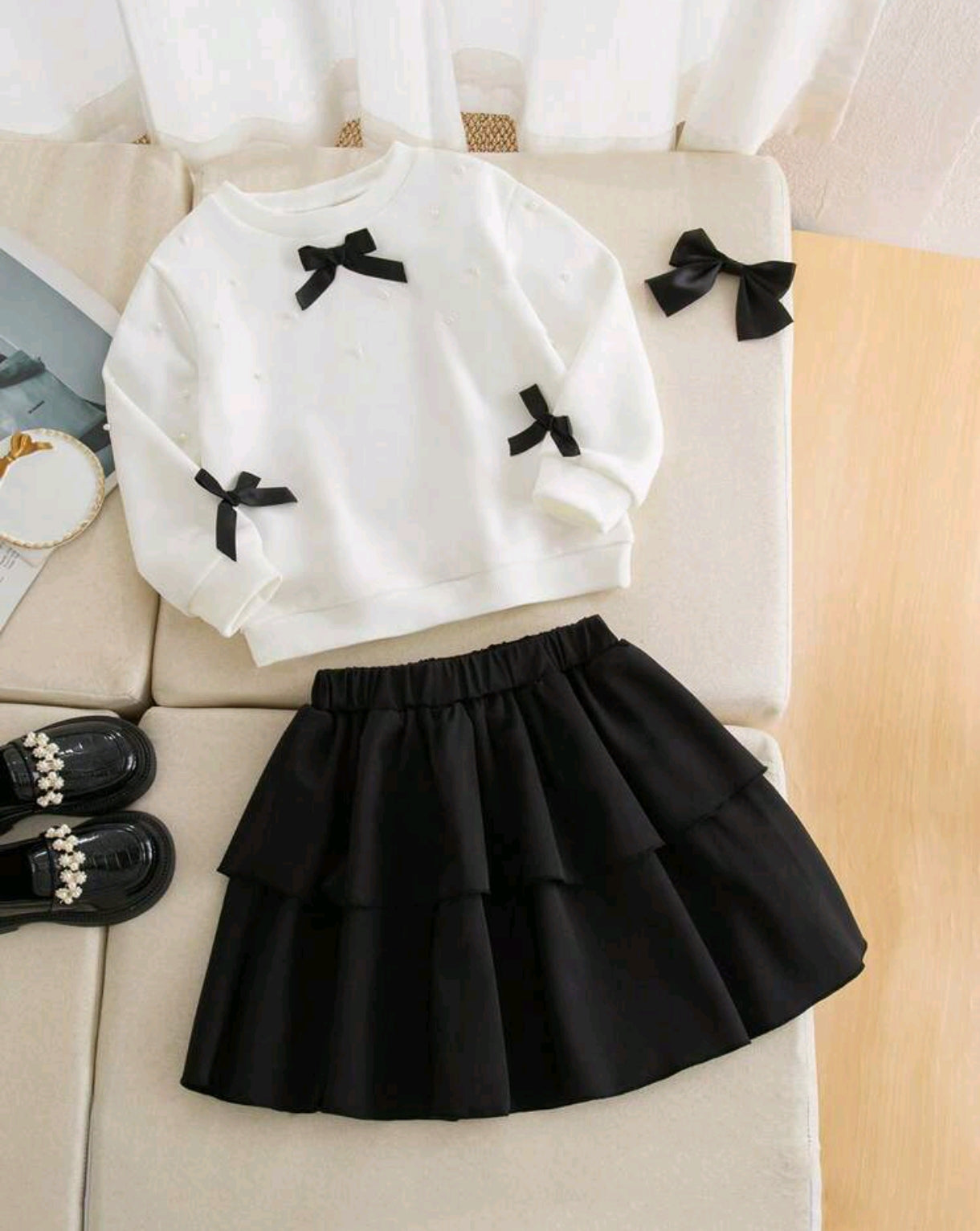 Abrigo blanco con perlitas y moños + falda