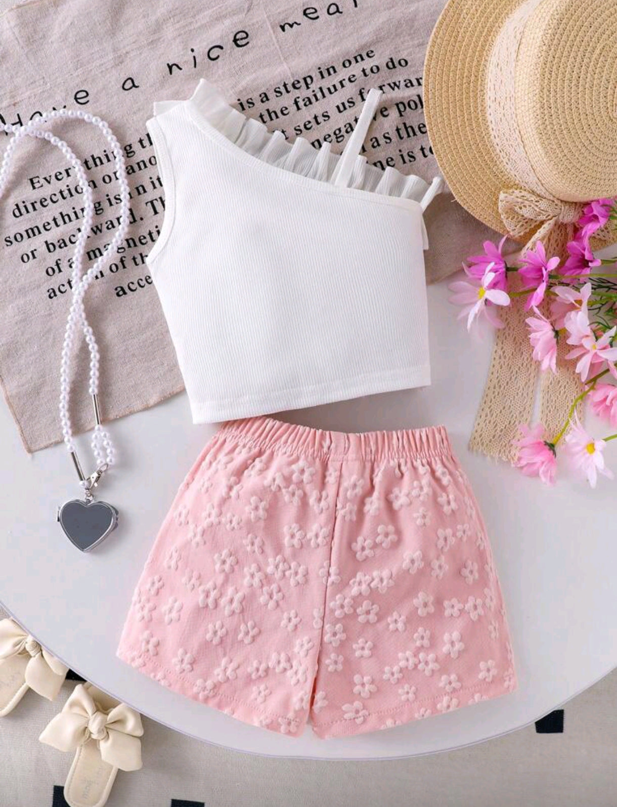 Blusa asimétrica con flores + short