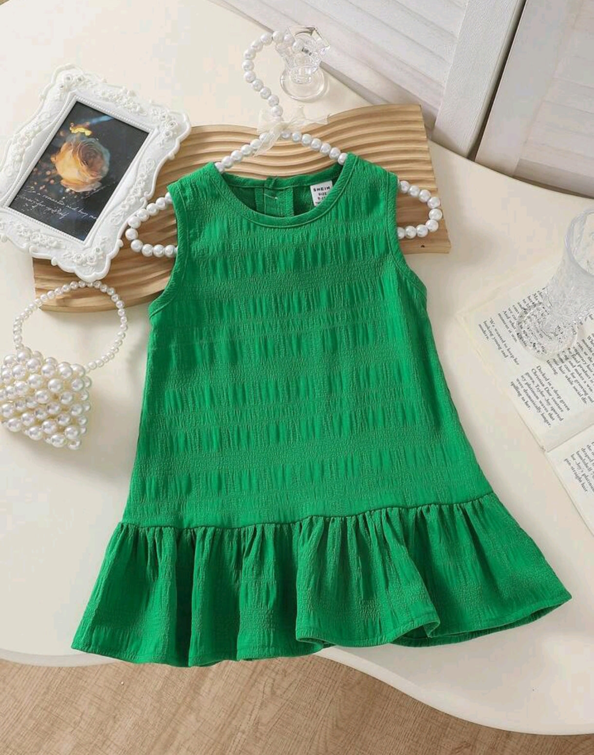 Vestido sin mangas con volados