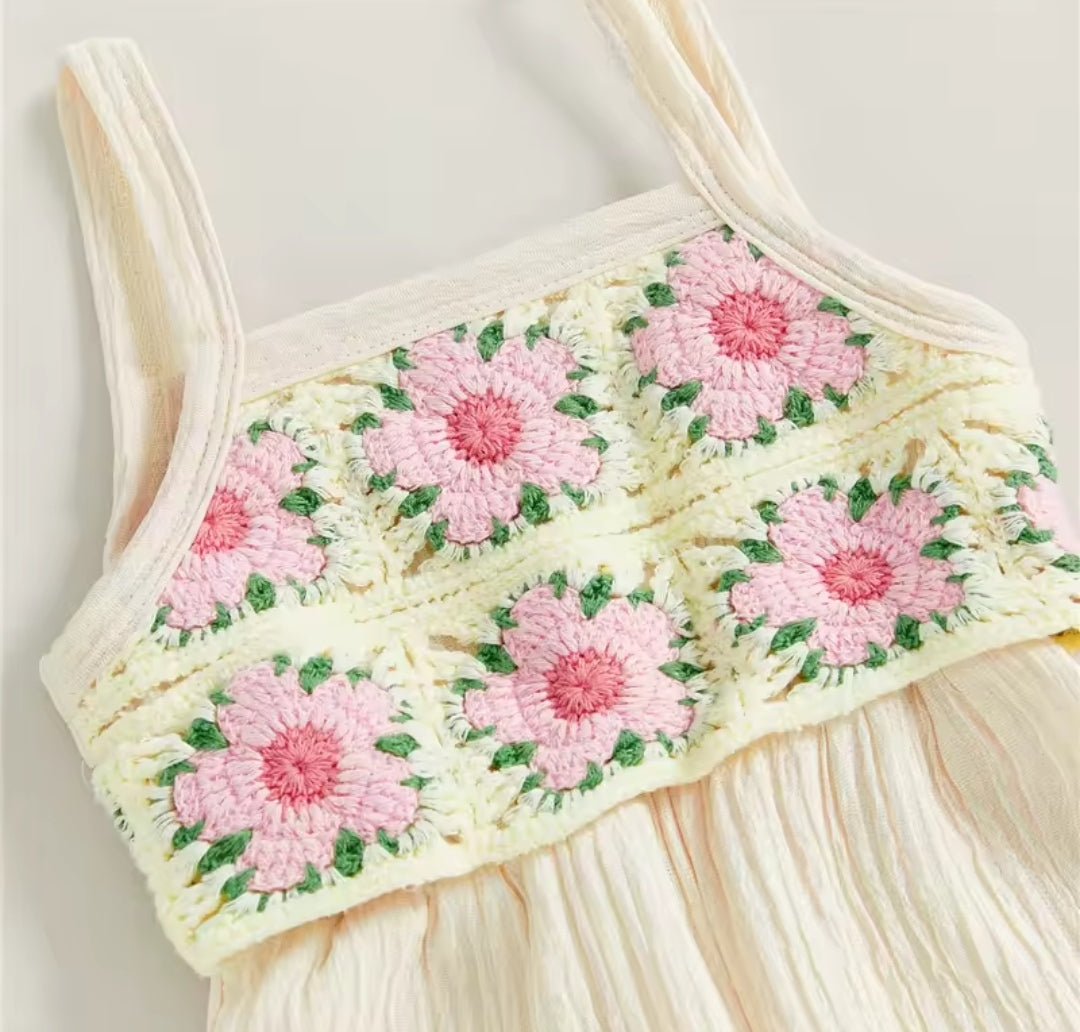 Monito con bordados de flores