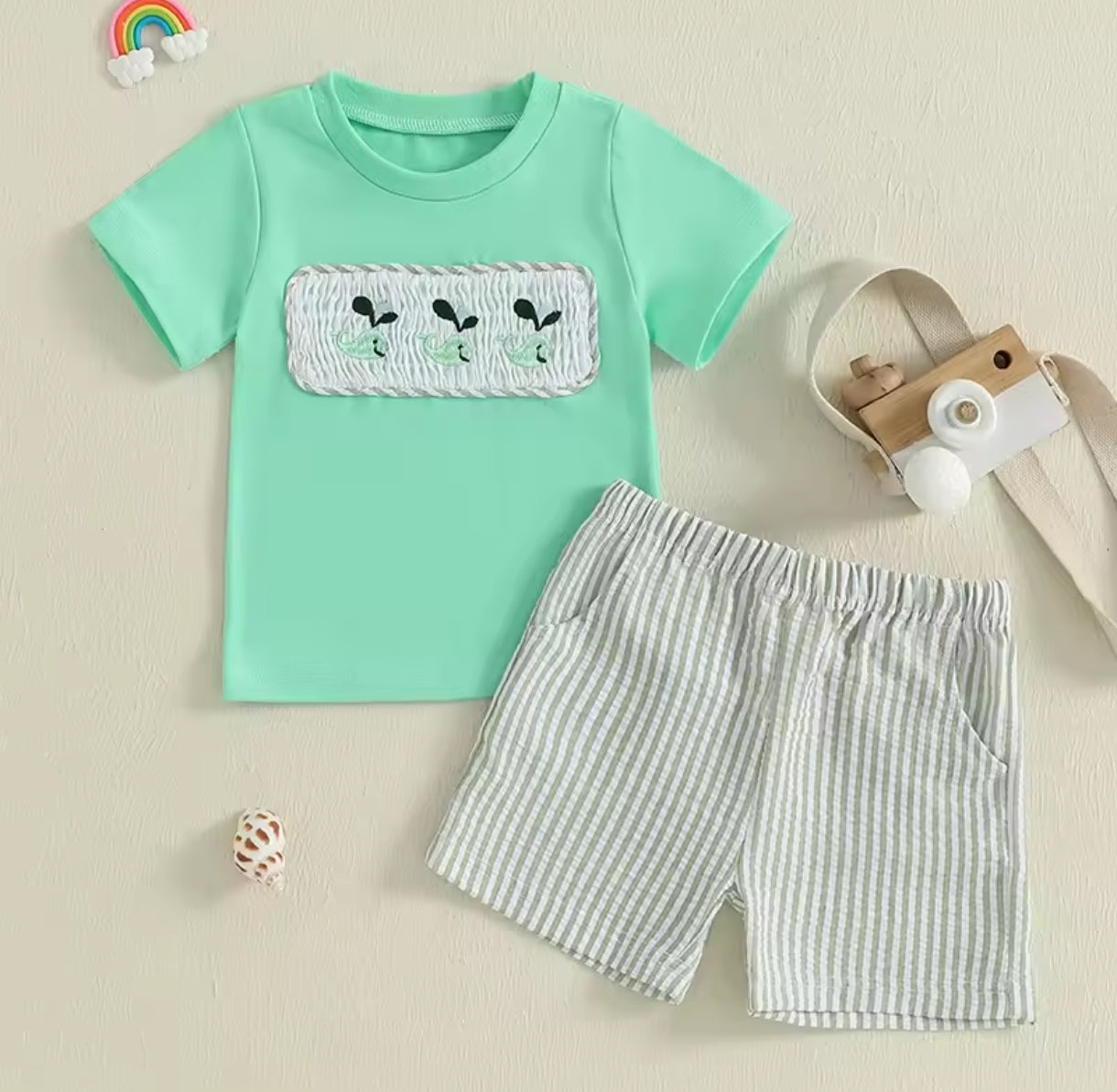 Remera cuello redondo con bordado + short a rayas