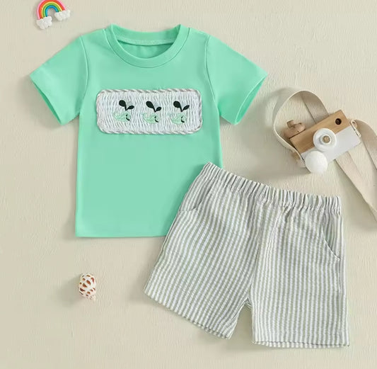 Remera cuello redondo con bordado + short a rayas