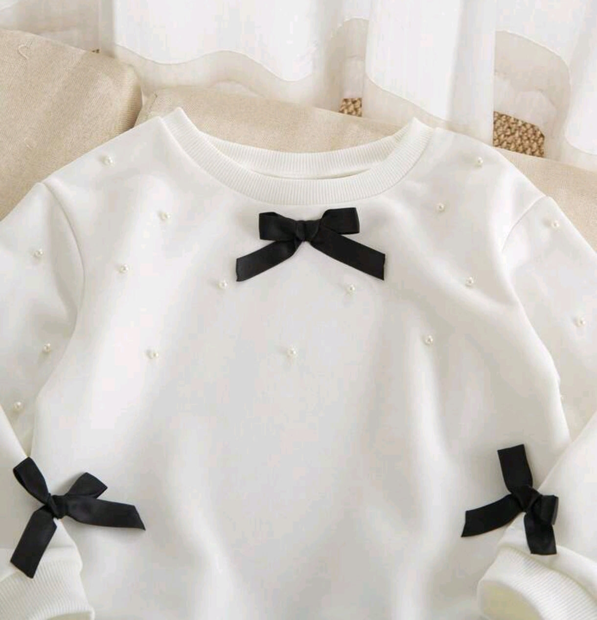 Abrigo blanco con perlitas y moños + falda