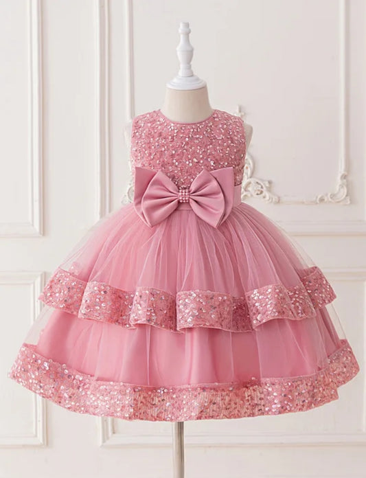 Vestido elegante con lentejuelas y moño frontal