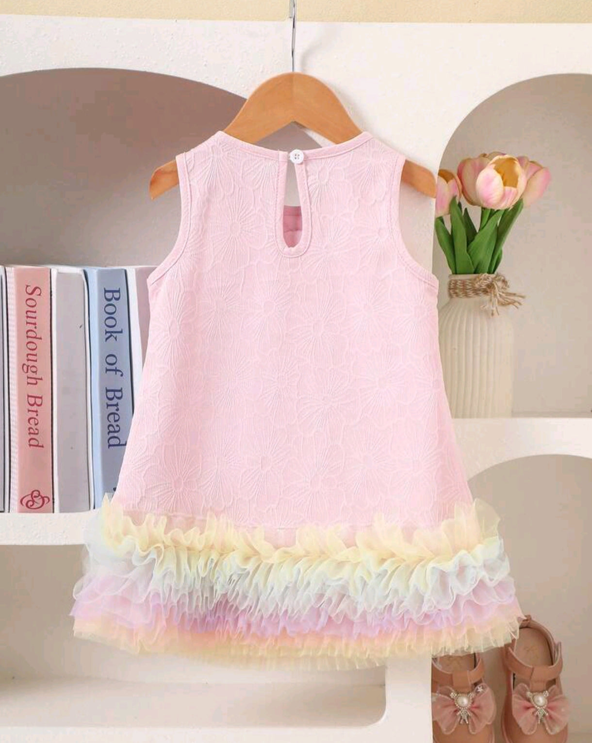 Vestido sin mangas con moño y tul colorido