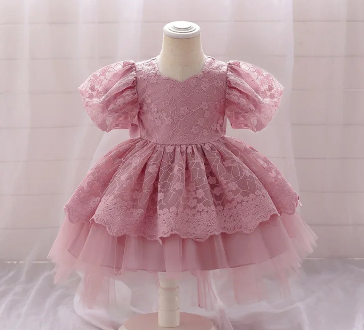 Vestido Elegante de mangas abullonadas y Cola de tul alargada