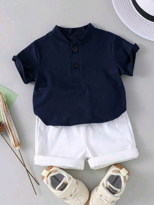 Remera con botones + short blanco