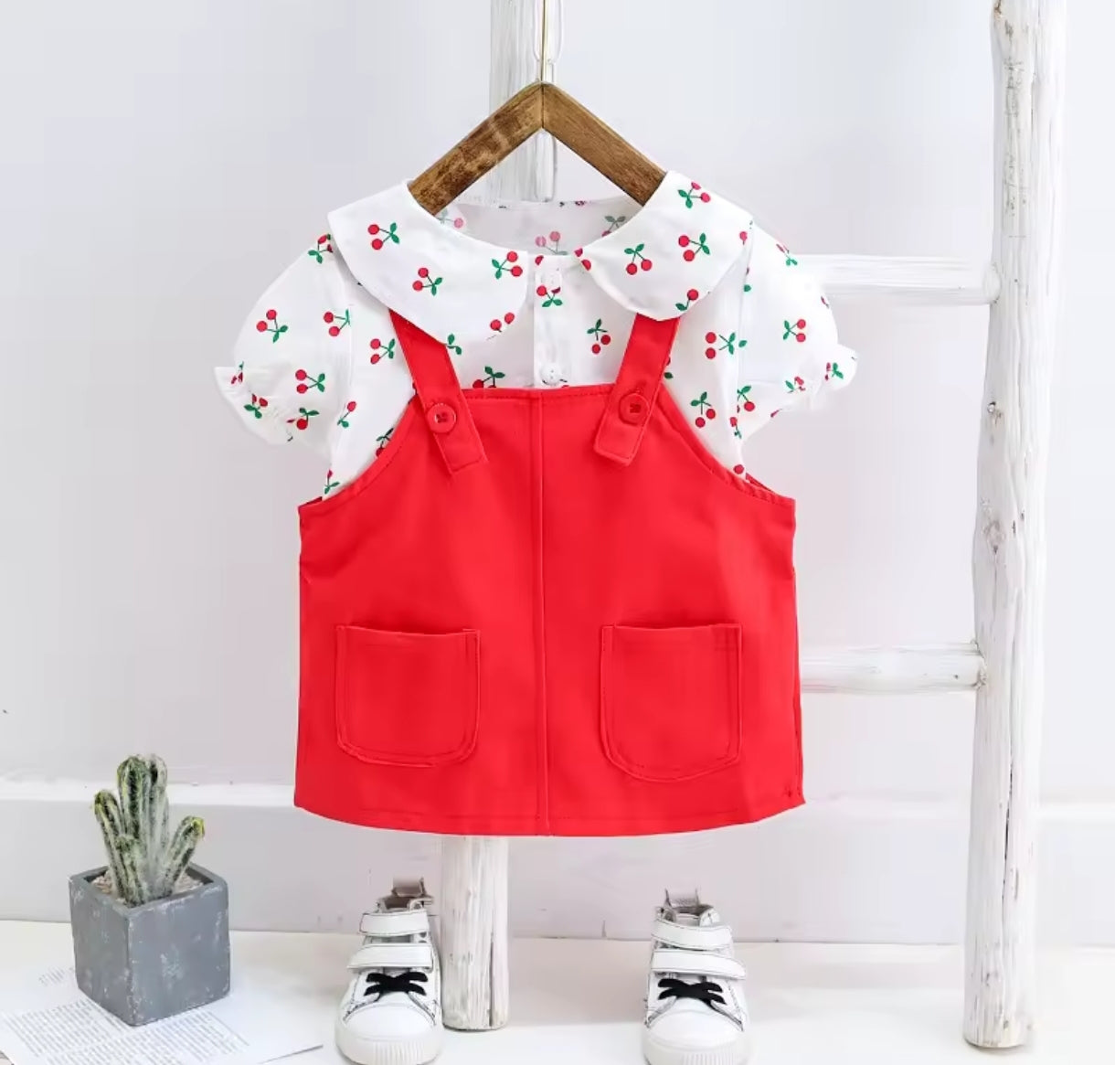 Camisa con estampado de cereza+ vestido jardinera