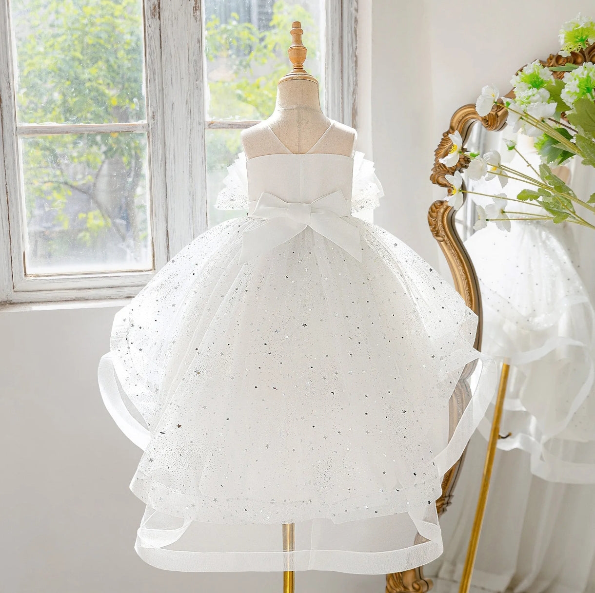 Vestido Elegante Blanco Con brillos y cola larga