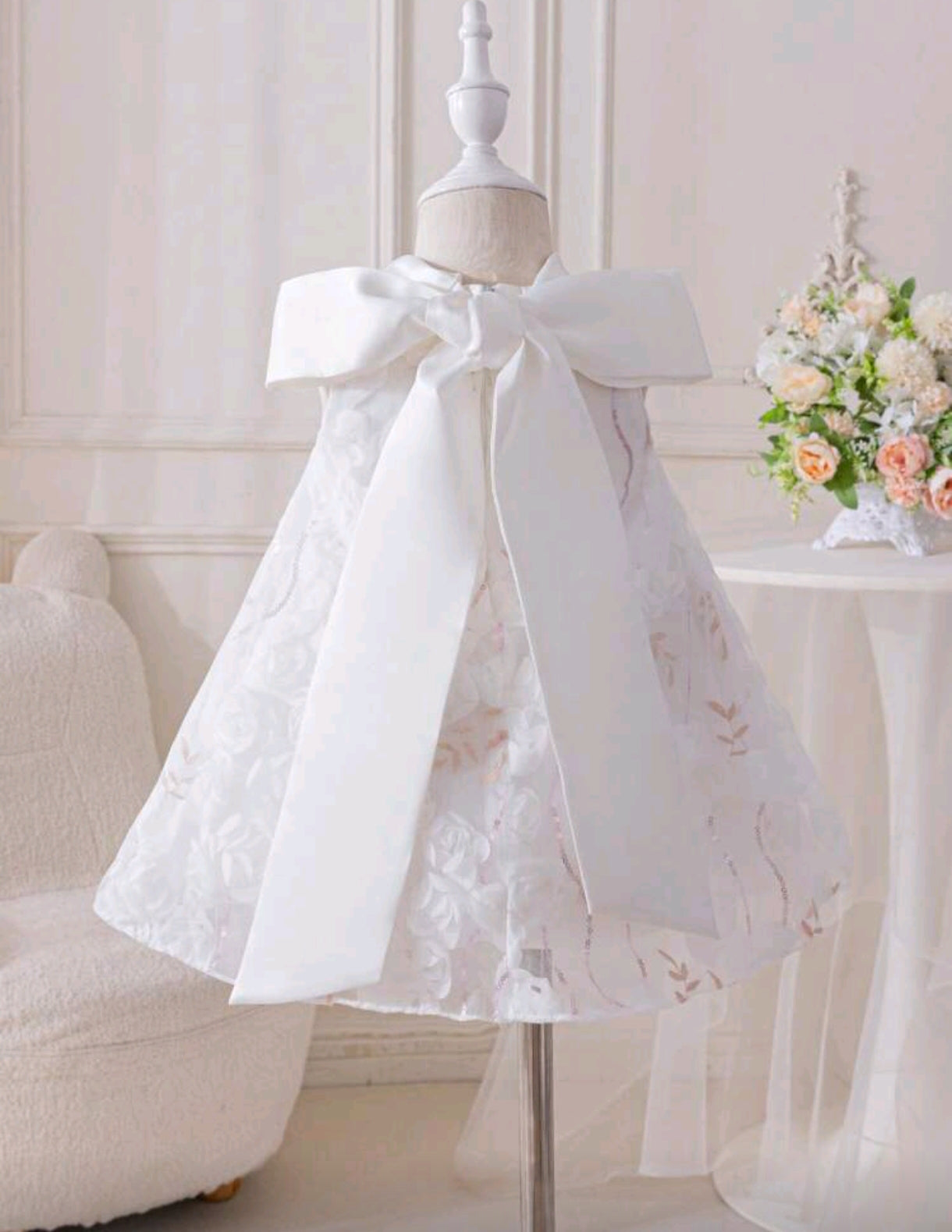 Vestido blanco chic con detalles en flores y lazo