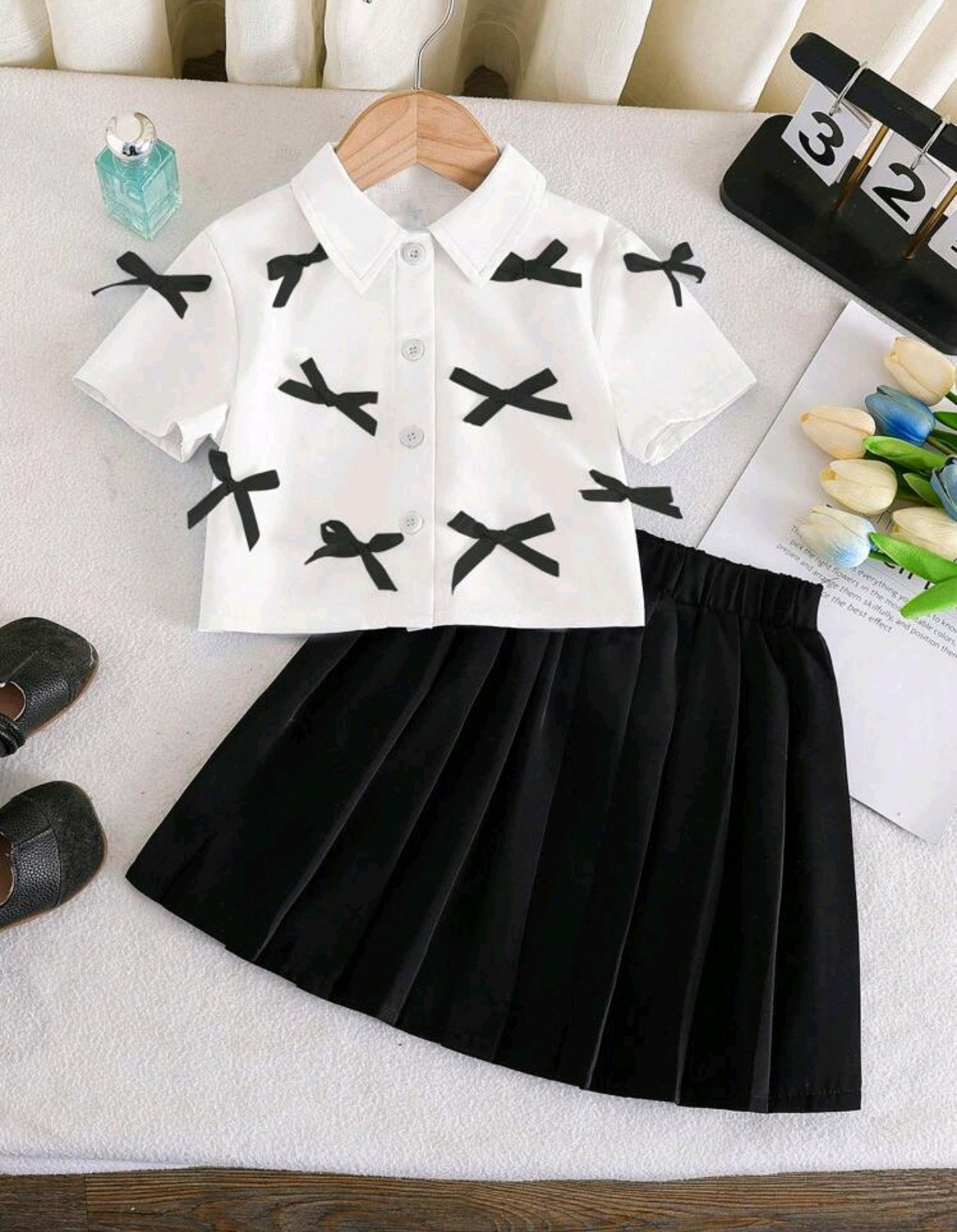 Camisa con detalles en moños+ falda plisada