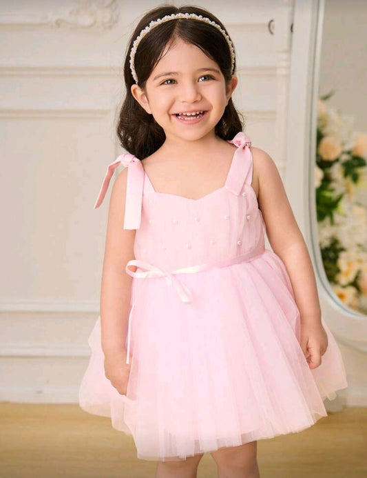 Vestido elegante de tul y detalles en perlitas