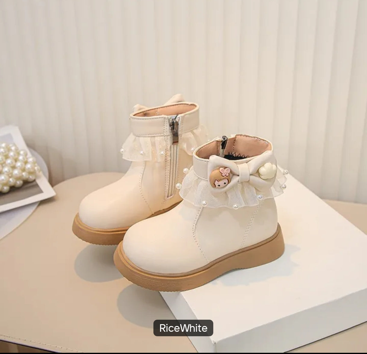Acc. Botitas con detalles de tul y perlitas