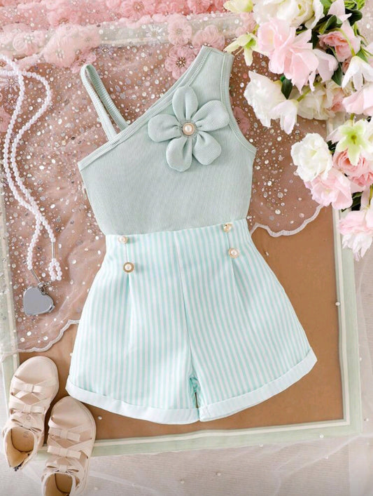 Blusa de mangas asimétrica + shor abotonados