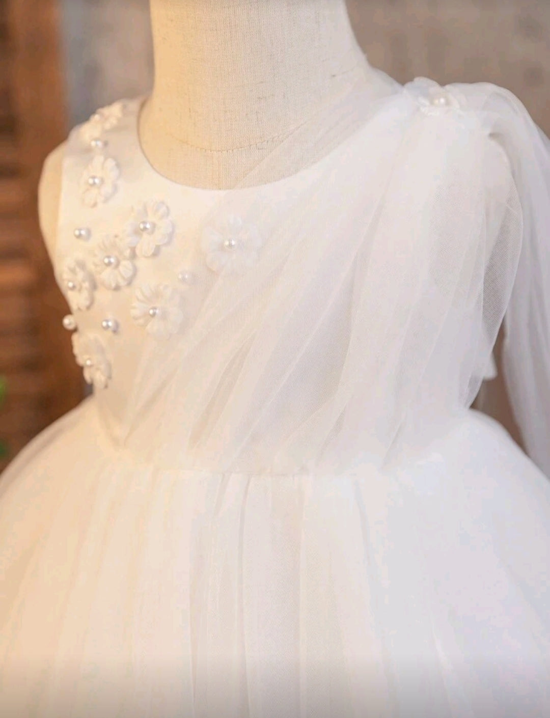 Vestido blanco elegante con tul