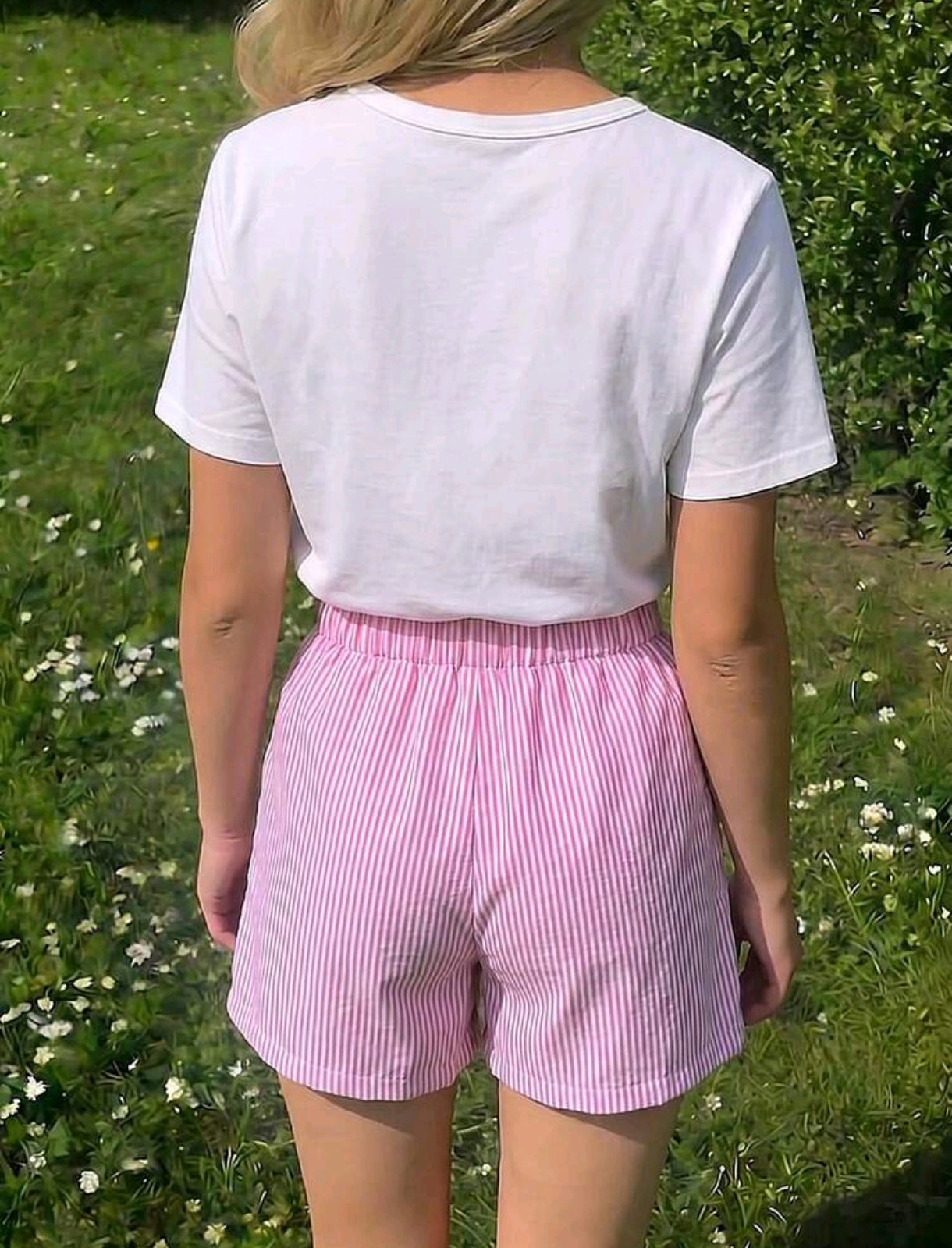 Blusa con detalle en moño + Short pollera a rayas