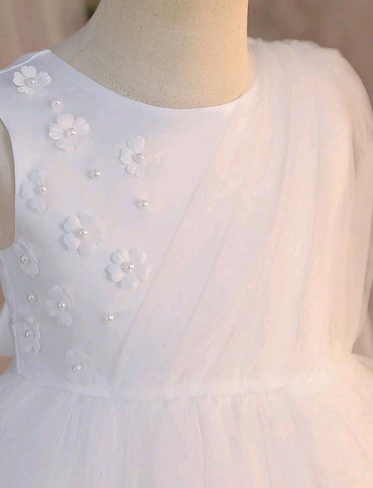 Vestido Blanco de tul con detalles de flores