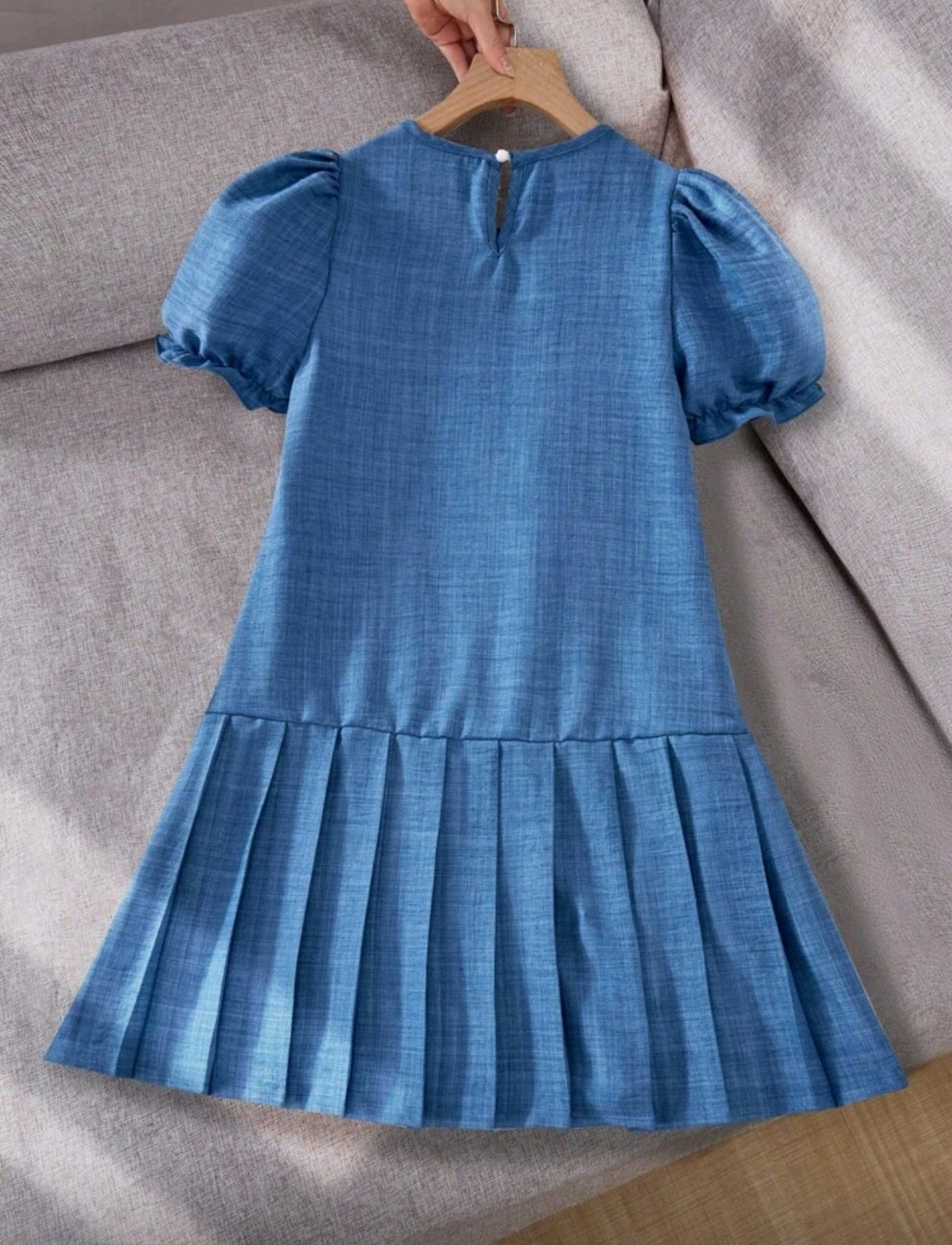 Vestido con mangas y plisado con detalles en flores 3D