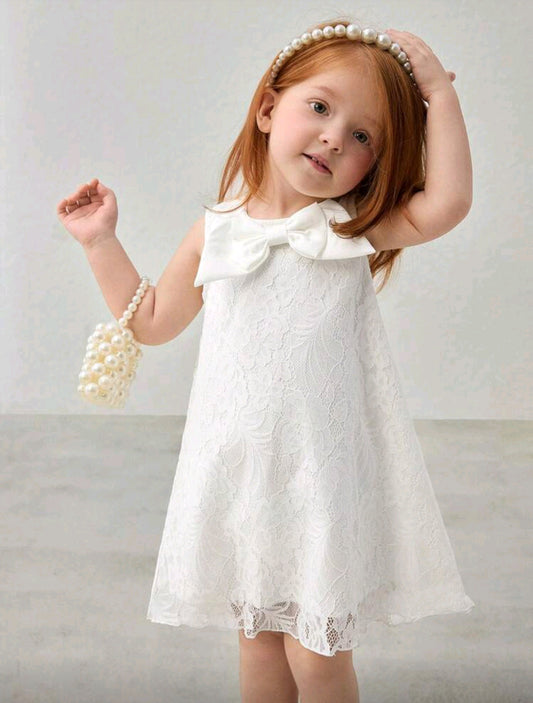 Vestido blanco de encaje y moño