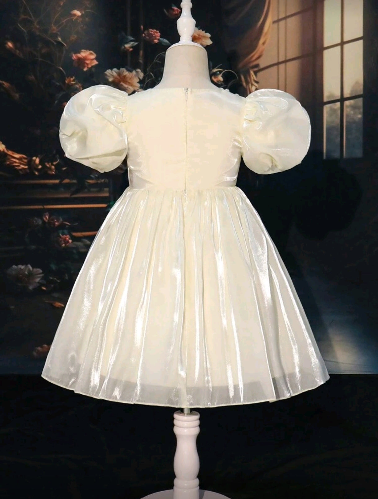 Vestido elegante de mangas abullonadas y detalles de perlitas