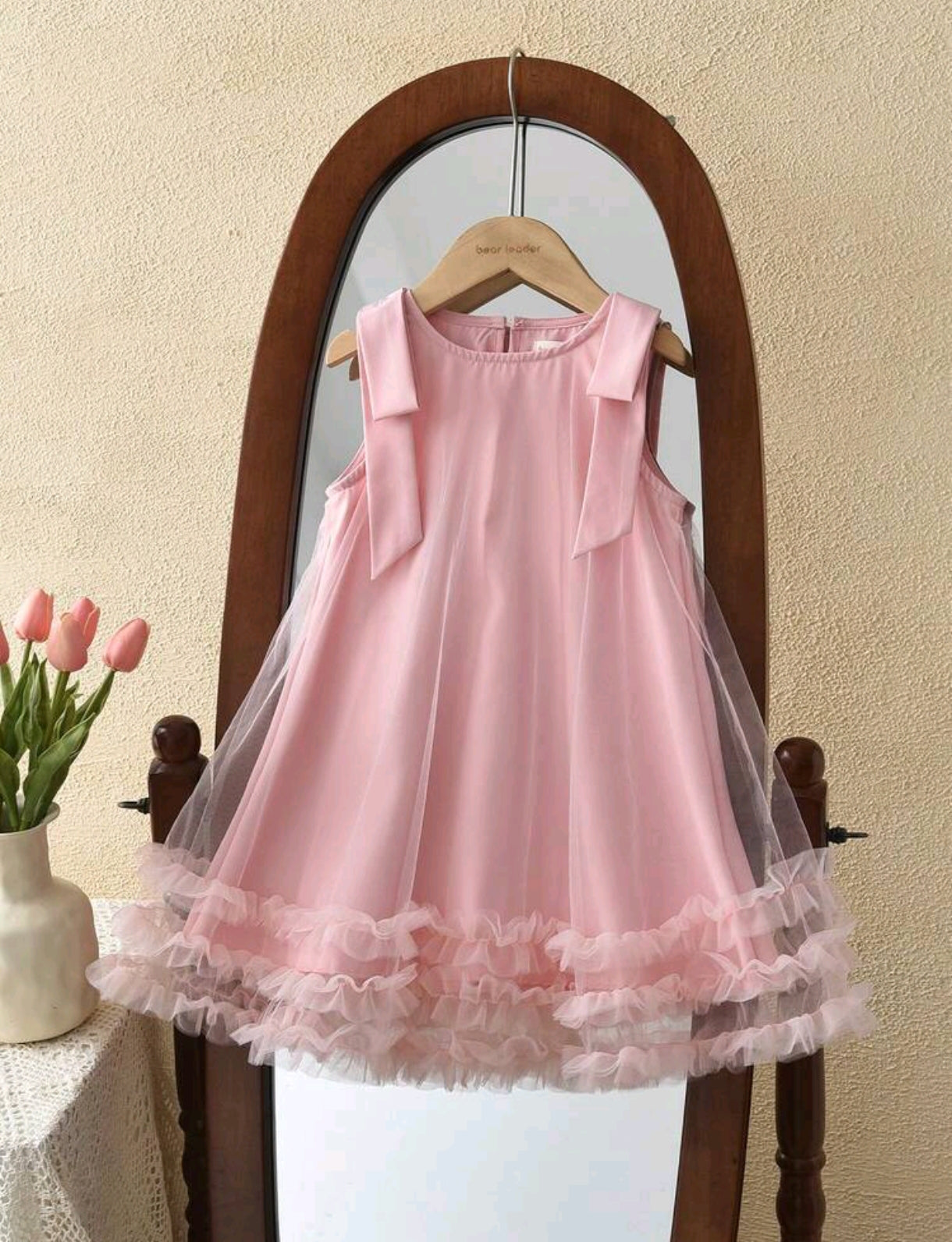 Vestido chic de tul sin mangas con moños en los hombros