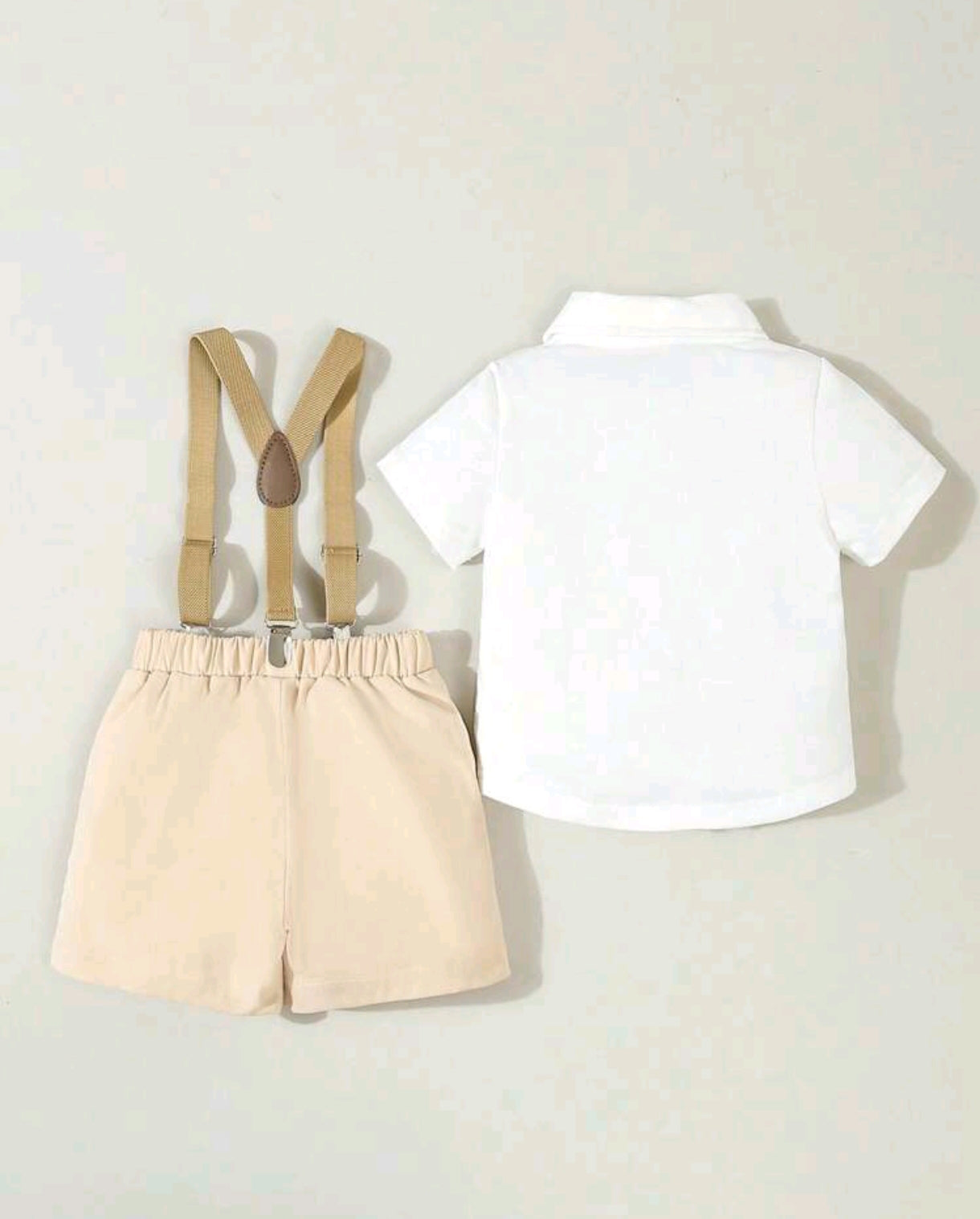 Camisa con moño + short con suspensorio