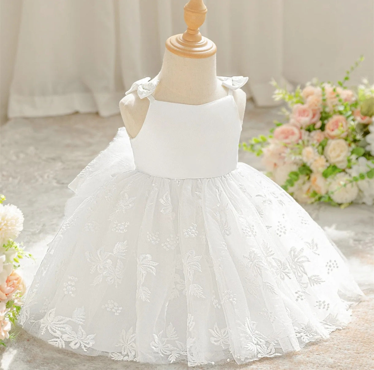 Vestido Blanco de renda y tiritas