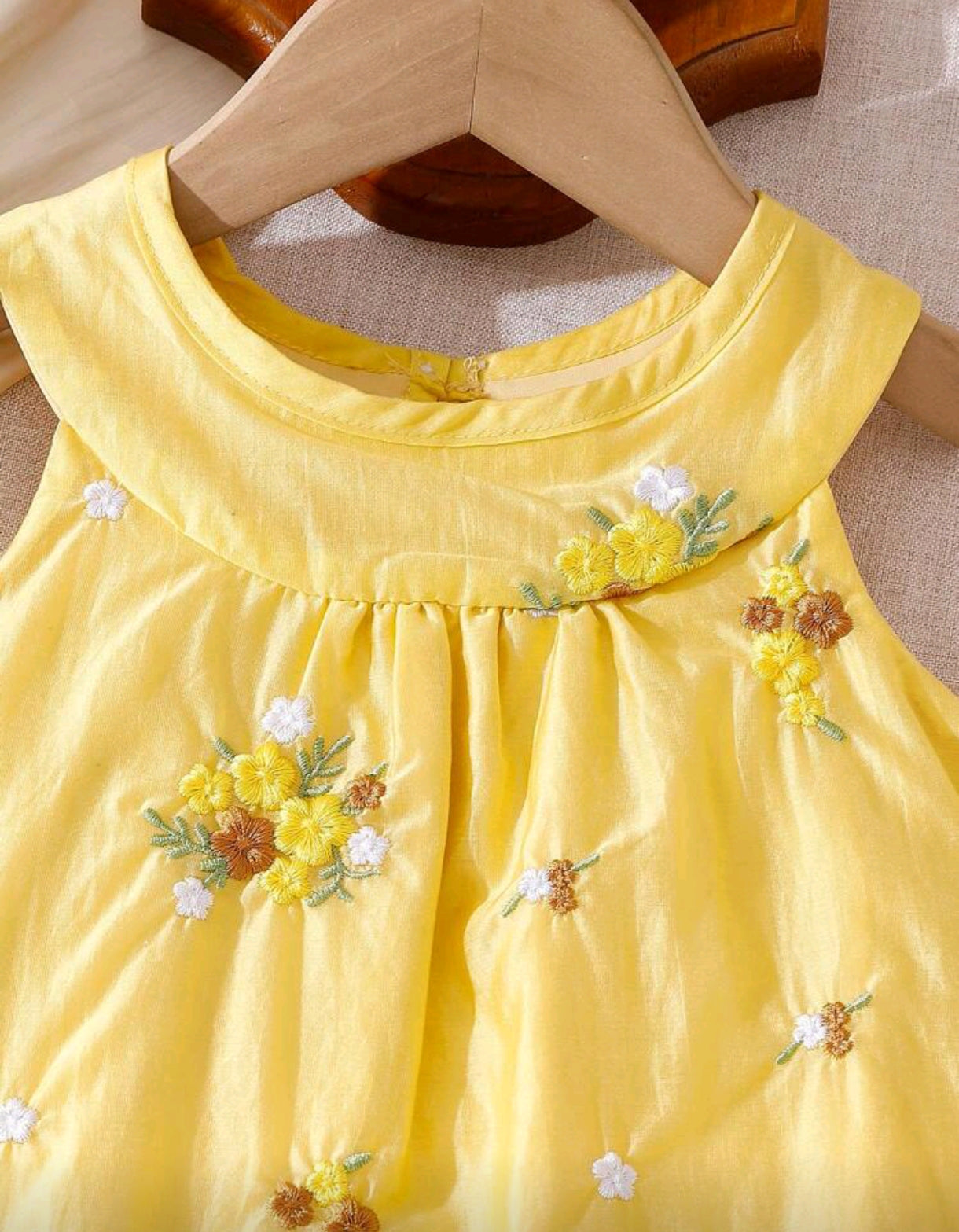 Vestido bebé con bordados