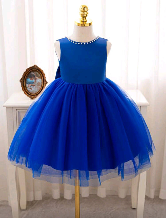 Vestido elegante con tul y detalles de perlitas