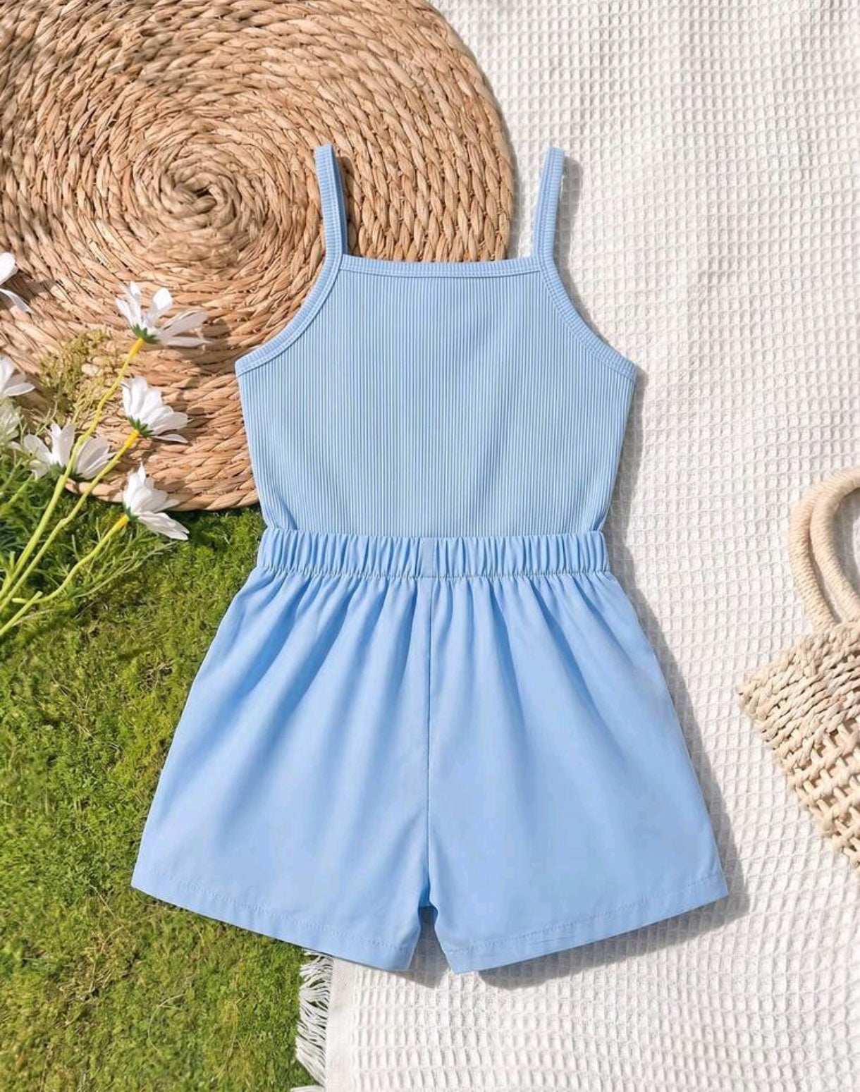 Blusa de Tiritas+ short pollera con estampado de margaritas