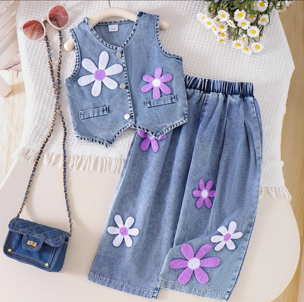 Chaleco de jeans + pantalón con bordados