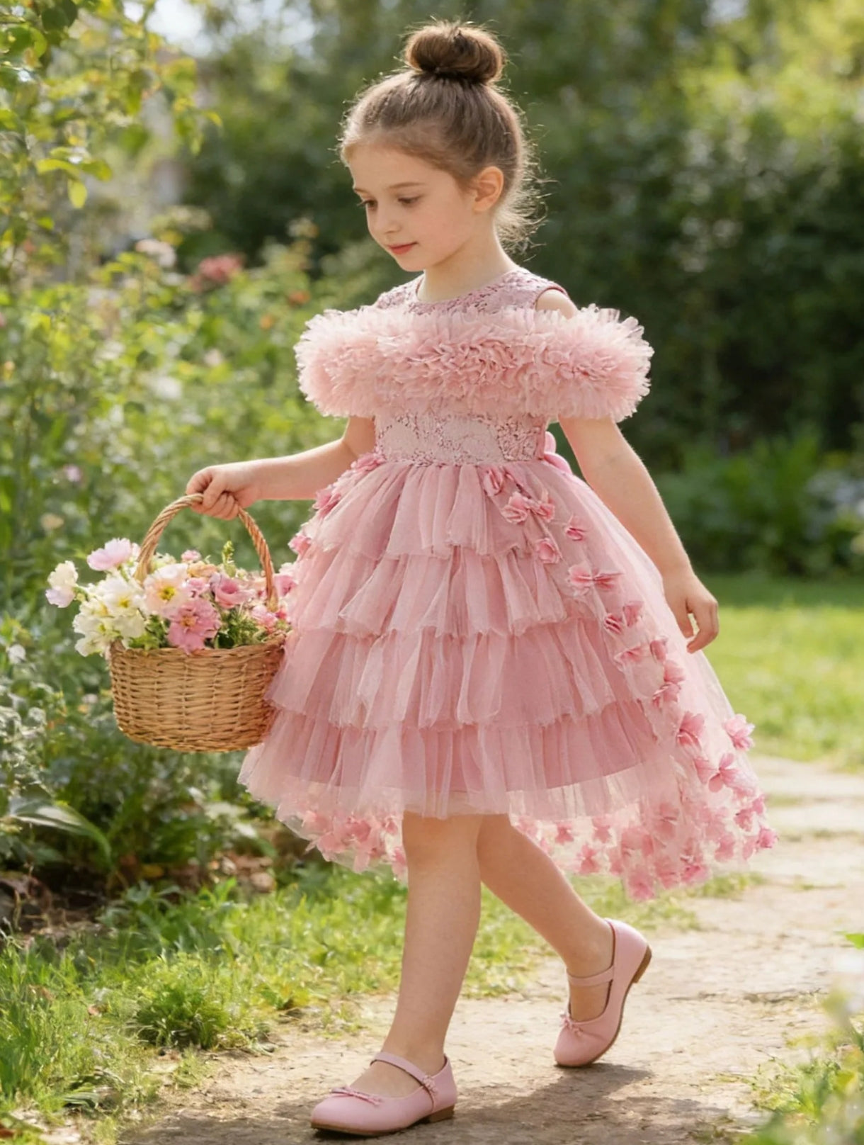 Vestido Elegante con detalles en flores y cola larga