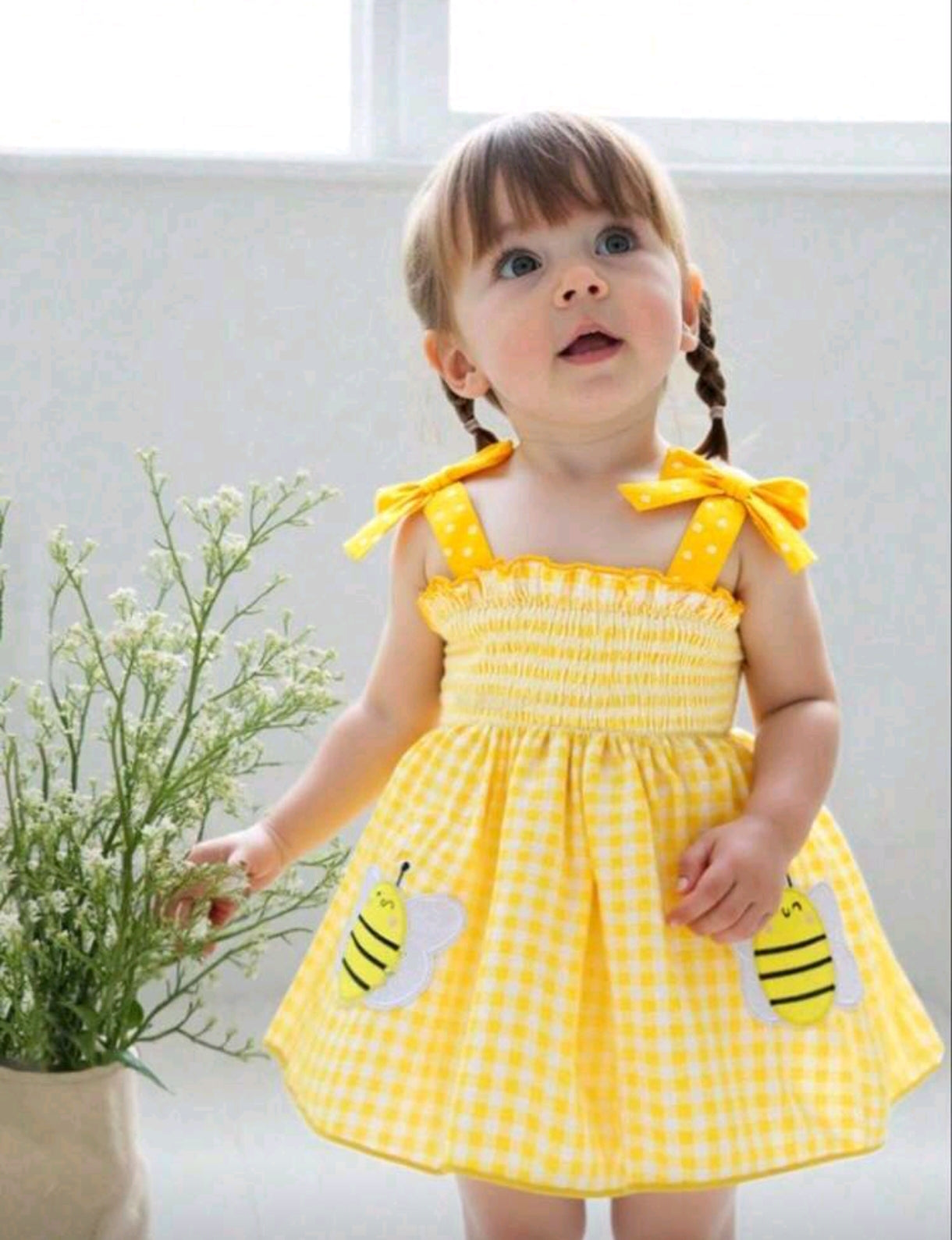 Vestido plisado a rayas con abejita