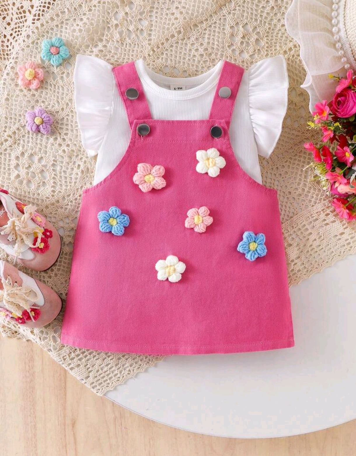 Blusa acanala + vestido jardinera con bordados de flores