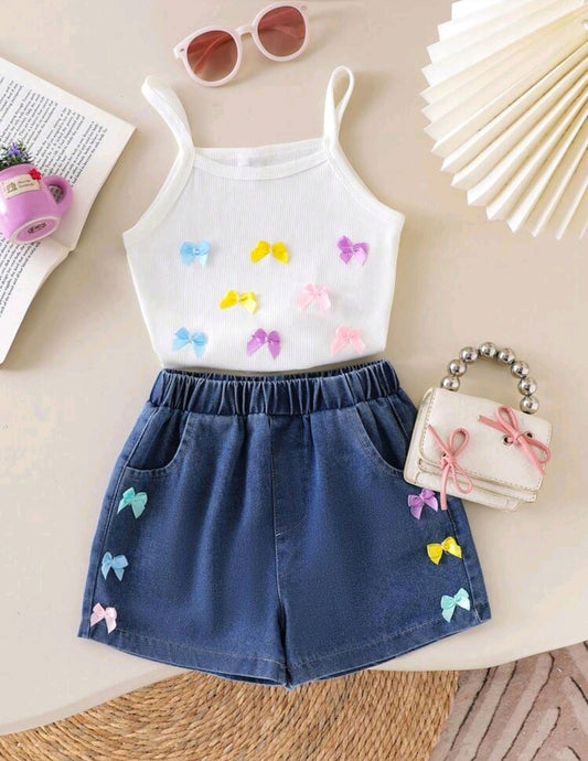 Blusa sin mangas + short de jeans con detalles en moños coloridos