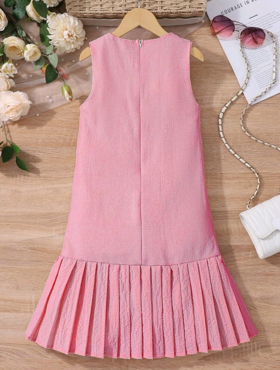 Vestido sin mangas con detalles plisados ( no incluye accesorios)