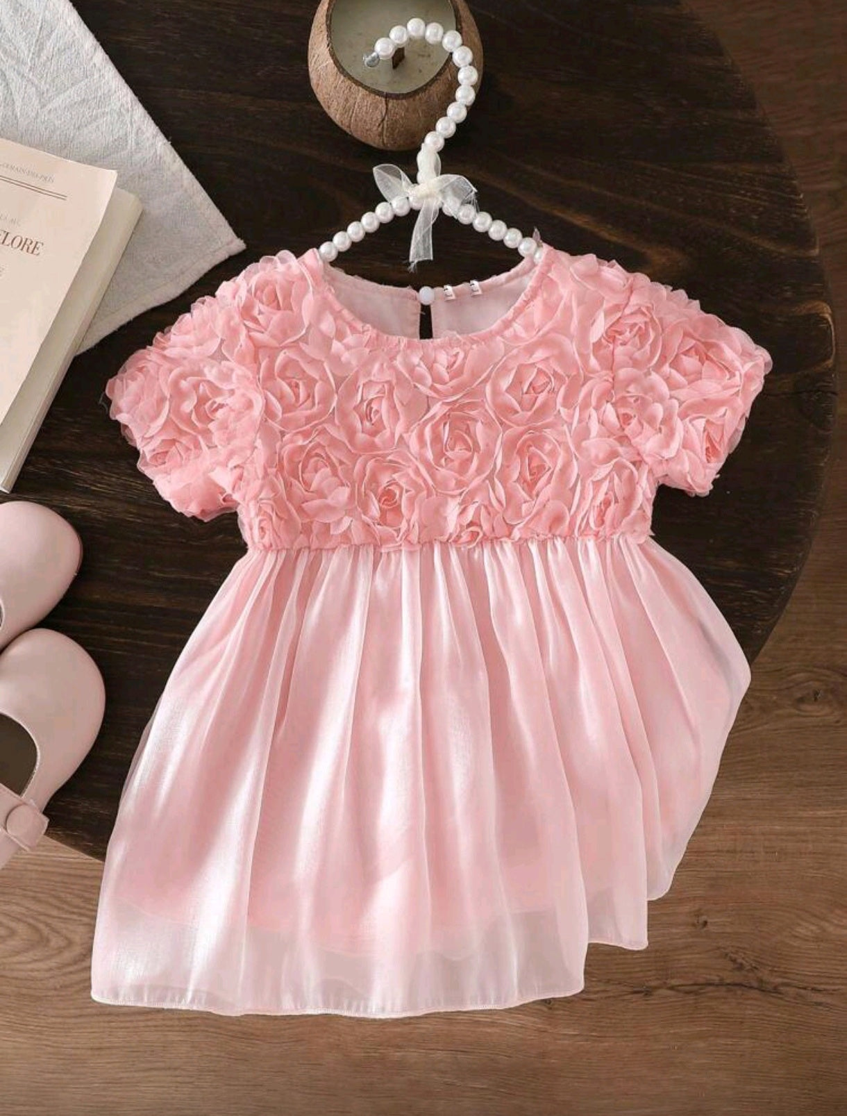 Vestido bebe elegante con diseños de flores