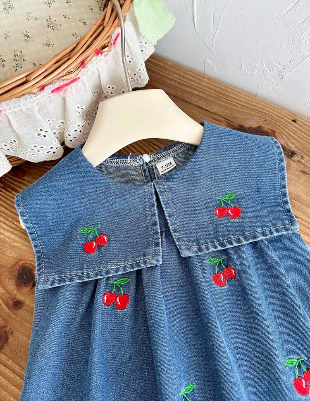 Vestido de Jeans para bebé con bordados de cereza