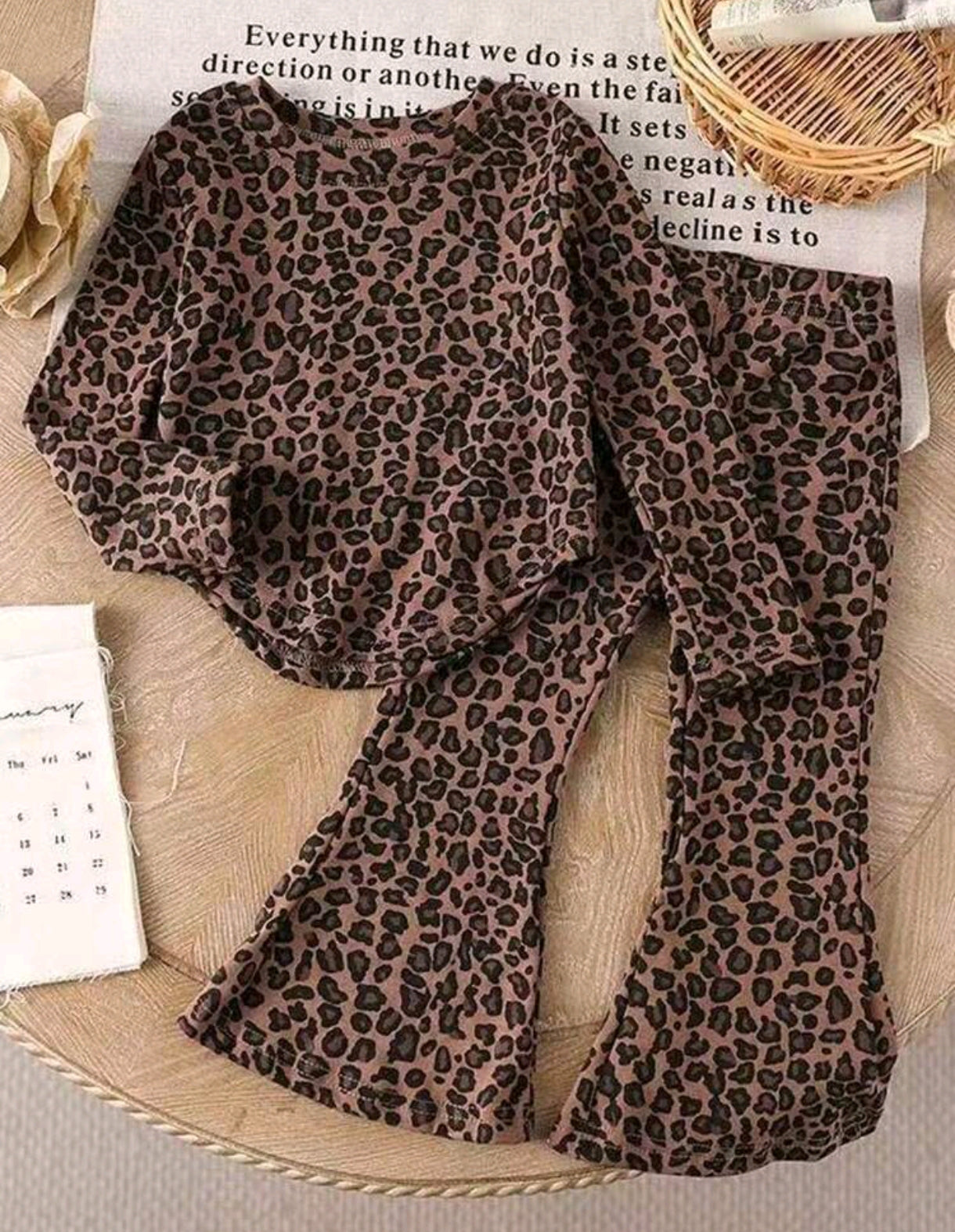 Mangas largas + pantalón acampanado de leopardo