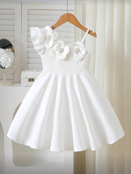 Vestido blanco de mangas asimétrica con detalles en flores