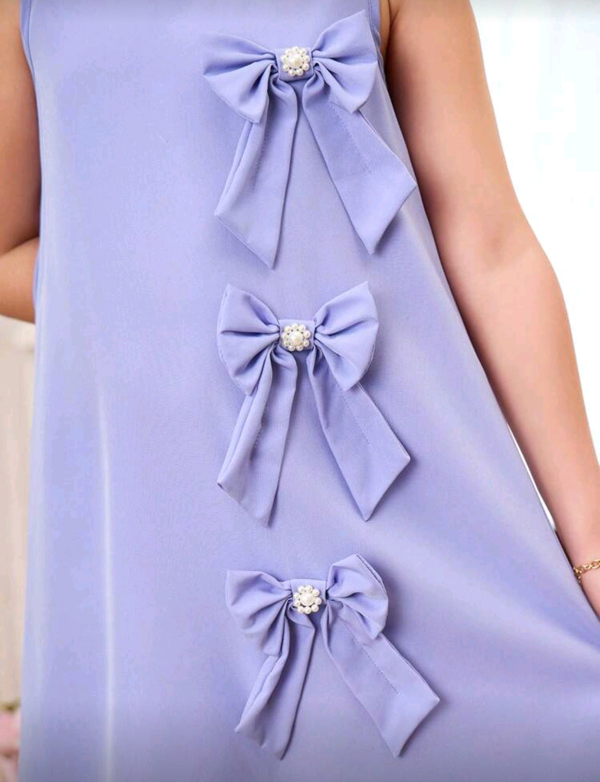 Vestido sin mangas con detalles en moños 3D