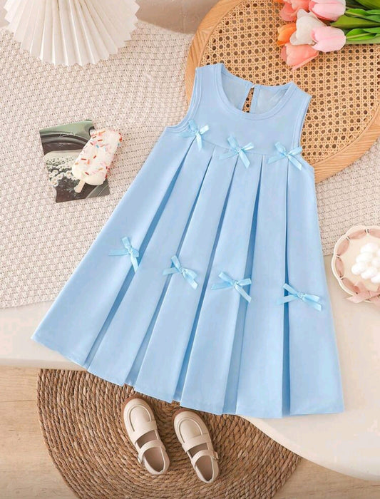 Vestido sin mangas plisado y detalles en moños