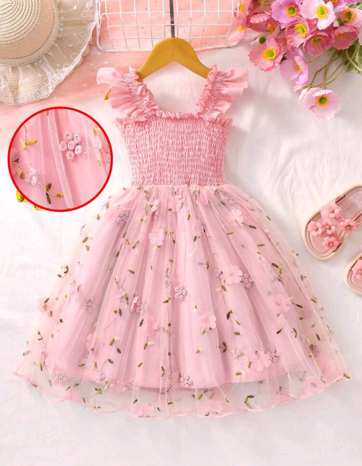 Vestido de tiritas plisado con detalles en flores
