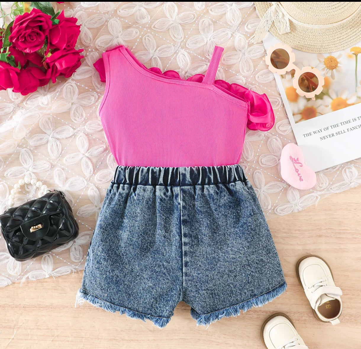 Blusa de mangas asimétricas +  short de Jeans