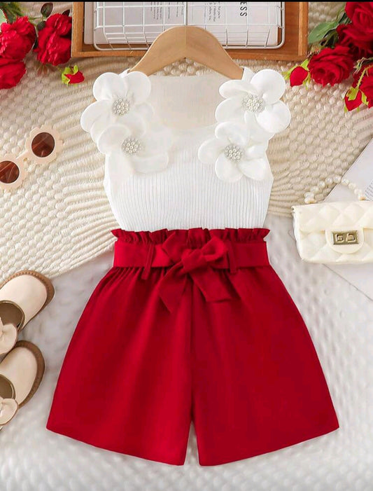 Blusa con detalles en flores + short con cinturón